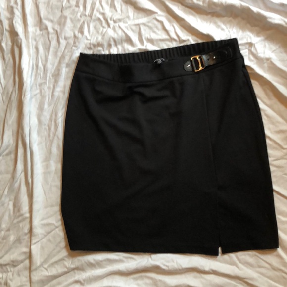 I’m selling a black skirts - Picture 1 of 2